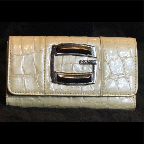 💍2/$10, 3/$15 Guess Wallet, patent leather - Picture 2 of 8